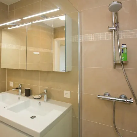 Riva Spacious And Modern With Location Apartment